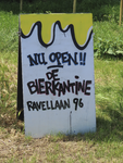 901892 Afbeelding van het uitklapbord met de tekst 'Nu open!!! De Bierkantine Ravellaan 96', geplaatst op de Leidseweg ...